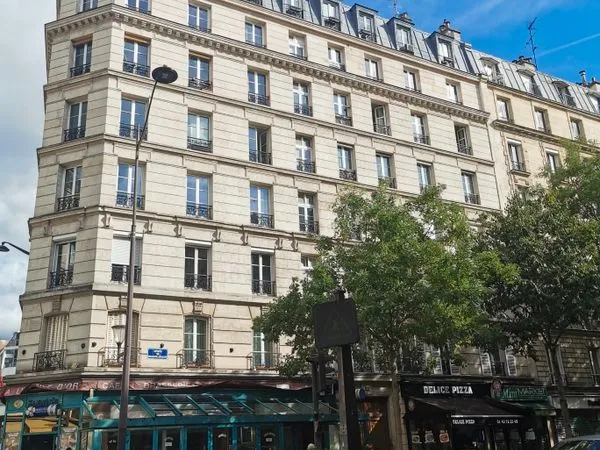 Dernier avec ascenseur, chambre au calme. Succession