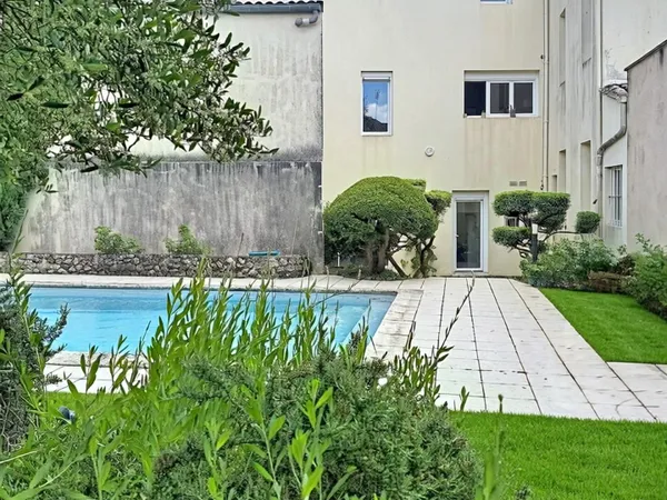 Maison de maître en pierre avec piscine