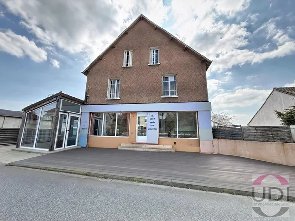 Immeuble mixte dans le bourg de Saint Vaury