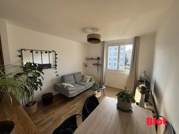 À VENDRE PAR BLOT - APPARTEMENT T3 RÉNOVÉ AVEC CAVE ET GRENIER - QUARTIER SAINT-YVES