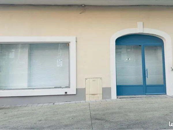 À LOUER - LOCAL COMMERCIAL / PROFESSIONNEL - 63 m² - CENTRE-VILLE D'AGDE