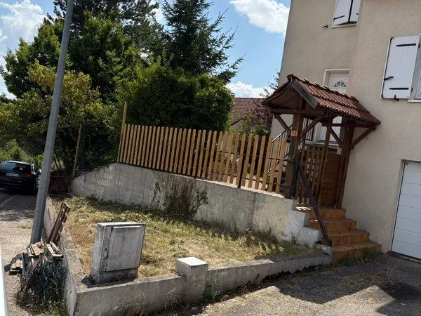 Maison mitoyenne avec jardin au calme