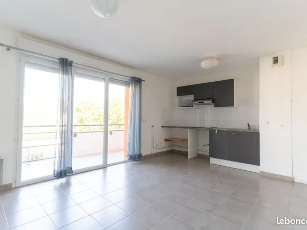 T3 avec balcon et 2 stationnements. Idéal premier achat