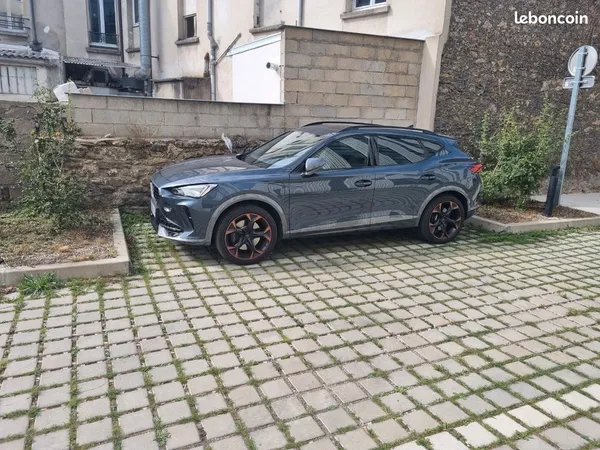 Emplacement parking extérieur avec accès sécurisé