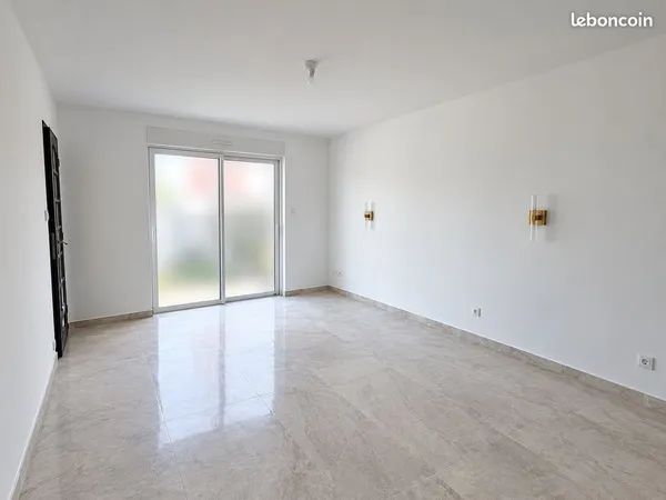 À LOUER - APPARTEMENT T2 MEUBLÉ ET RÉNOVÉ DE 45 m² AVEC TERRASSE - HAZEBROUCK, RUE NOTRE-DAME