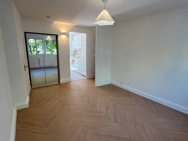 T3 rénové à neuf - traversant lumineux - garage fermé + cave