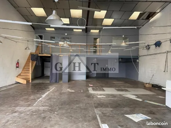 Local industriel 255 m²