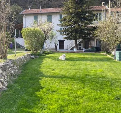 GRAND MAISON EN PIERRE - DEUX HABITATIONS - TERRAIN 635m² PUGET-THÉNIERS