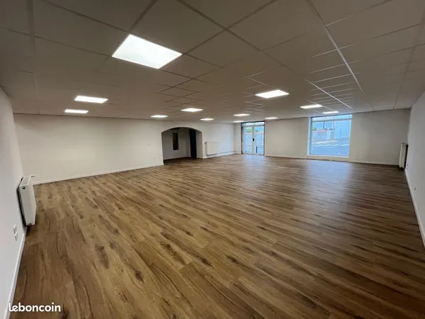 Local commercial/bureaux avec garage, refait à neuf