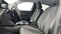 Peugeot 2008 1.2 PureTech 130ch S&S Allure Pack EAT8 — photo 9