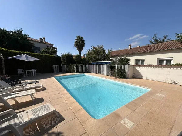 Six fours les plages: maison de plain pied T5 sur 620 M2 de