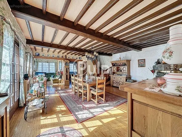 Maison beaux volumes sur grand terrain arboré
