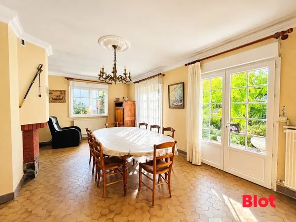 A VENDRE Maison de 216 m² avec 5 chambres, sous-sol et garage à Saint-Malo La Guimauv