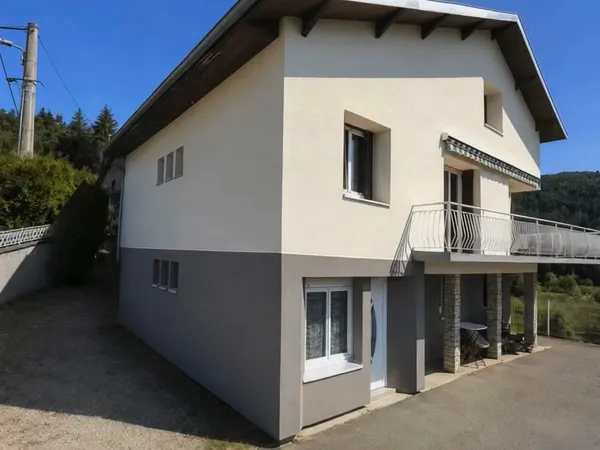 Oyonnax · Maison ~200 m2 · 3 niveaux · terrain 667 m2 · vue