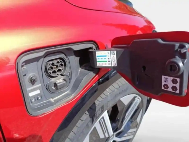 Renault Megane e-tech electric ev60 220ch iconic super charge -c — photo 10