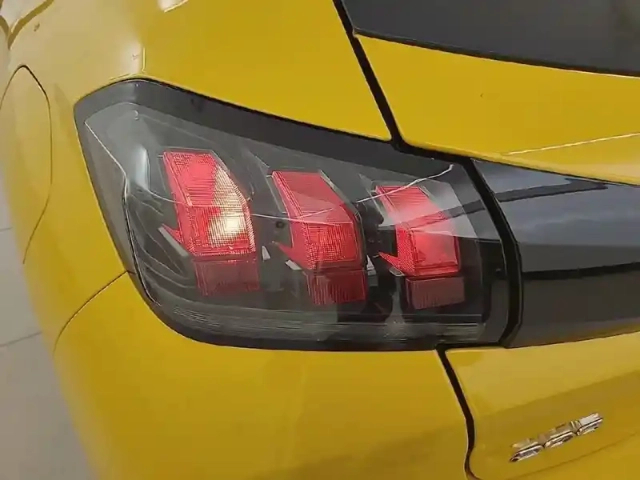 Peugeot 208 puretech 75 s&amp;s bvm5 — photo 17