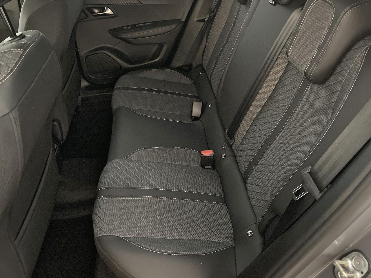 Peugeot 2008 hybrid 145 ch e-dcs6 allure — photo 10