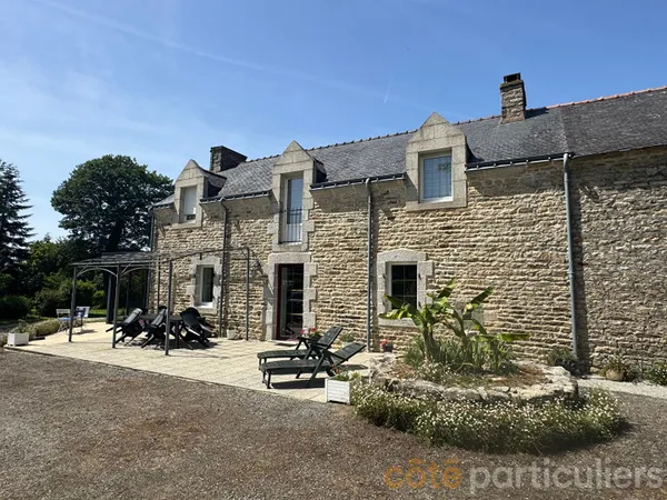 Charmante maison en pierre avec dépendance et hangar avec grand terrain