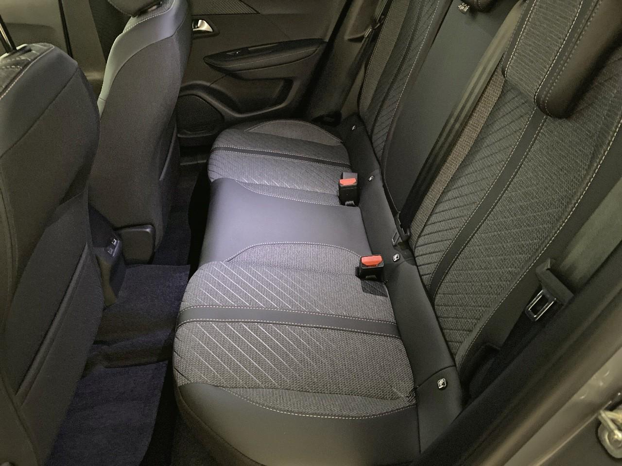 Peugeot 2008 hybrid 145 ch e-dcs6 allure — photo 10