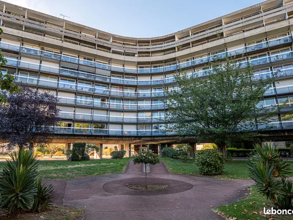 CHAMALIÈRES - CARREFOUR EUROPE - T4 98,5 m² - 3 CHAMBRES - 27 m² DE BALCONS - PARKING PRIVÉ - CAVE
