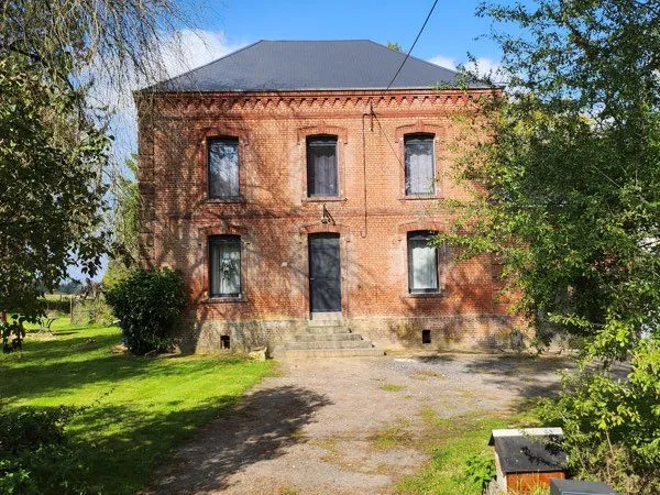 Grande maison individuelle avec dépendances et grand terrain