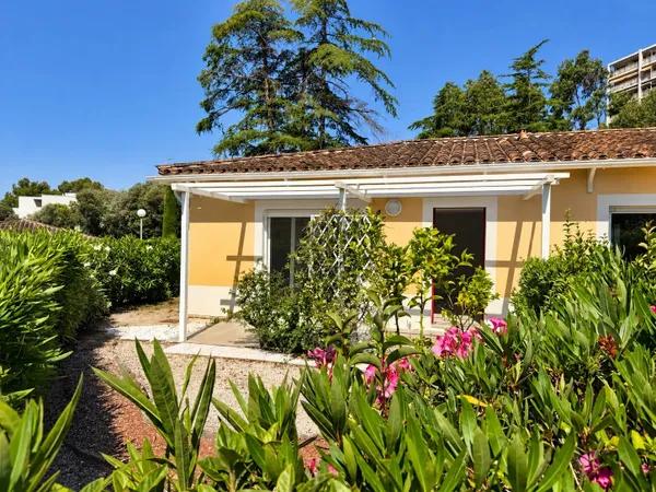 SAINT-RAPHAËL - T3 REZ-DE-JARDIN - ENTIÈREMENT RÉNOVÉ