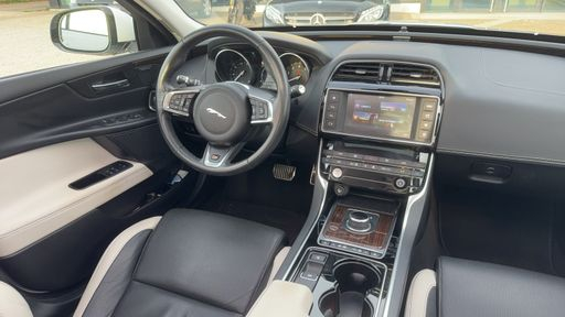 Jaguar XE 3.0 SC V6 340 BVA - S – 2016 – 62831 km – Essence – Boîte Automatique — photo 19