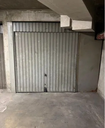 Places motos dans box fermé et sécurisé