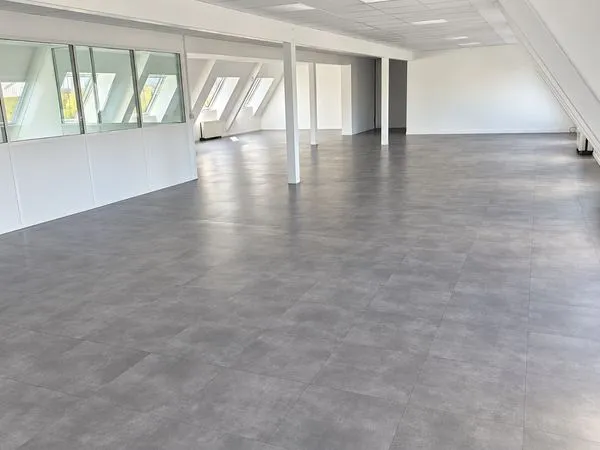 Plateau de bureaux lumineux et climatisé de 304 m² à louer à Morangis