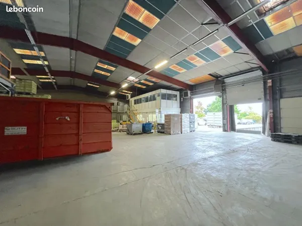 Local industriel 3 600 m²