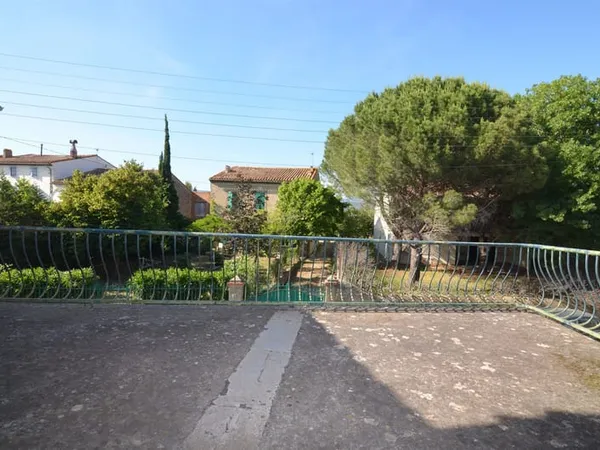 À Peyriac-Minervois, spacieuse maison de village avec grange attenante, terrasse et cour.