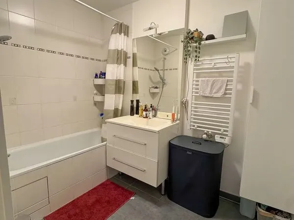 Appartement meublé 3 pièces de 64 m² avec balcon et parking