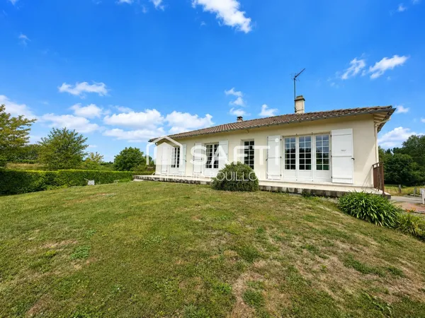 Maison semi-enterrée, 3 chambres, hangar et terrain arboré.