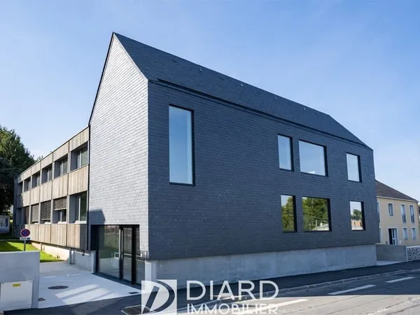 Cellule de 228 m2, plateau libre à aménager, au pied de la gare de Chateaubourg, facilité d'accès 4 