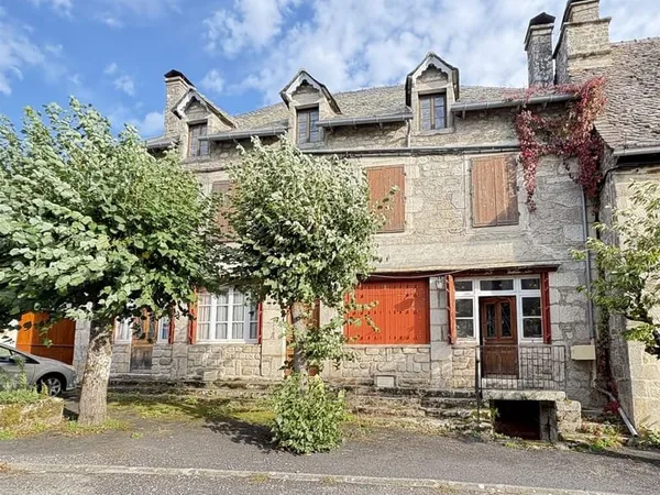 Ensemble Immobilier Maison 10 Pièces, Grange et petite Forge