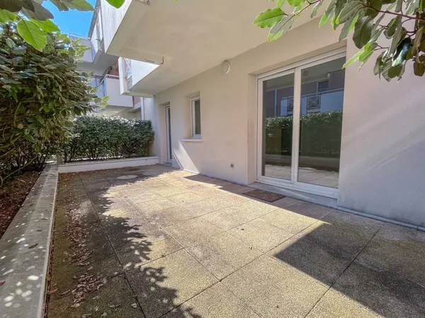 LA HUME - Appartement T3 - Grande terrasse - Box - Plein centre-