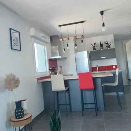 RUMILLY CENTRE- VILLE - T1 de 30 m2 - TOUT EQUIPE et en TRàS BON ETAT- 6ème et DERNIER ETAGE-