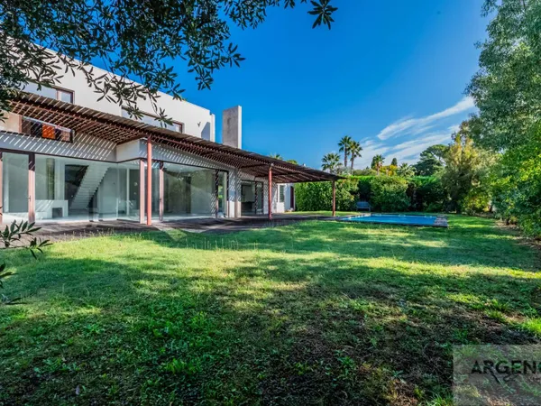 Maison 7 pièces 240 m²
