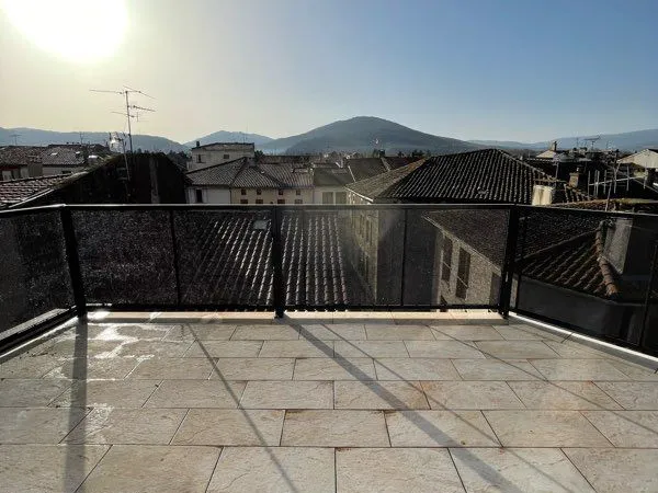 Varilhes loue T2 duplex avec grande terrasse sur le toit