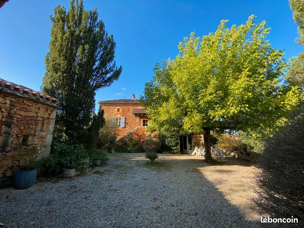 Exceptionnelle propriete en pierre de caractere restauree avec dependances en pierre formant une cou