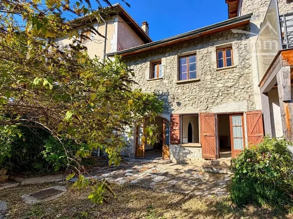 Saint-Nazaire-les-Eymes - Maison de village en pierre de 105 m² avec jardin