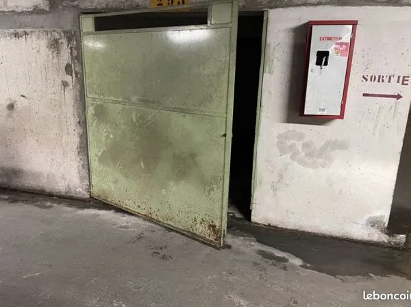 🚗 RARE - Grande place de parking couverte et sécurisée - Quartier Synagogue - T5 Les Cholettes
