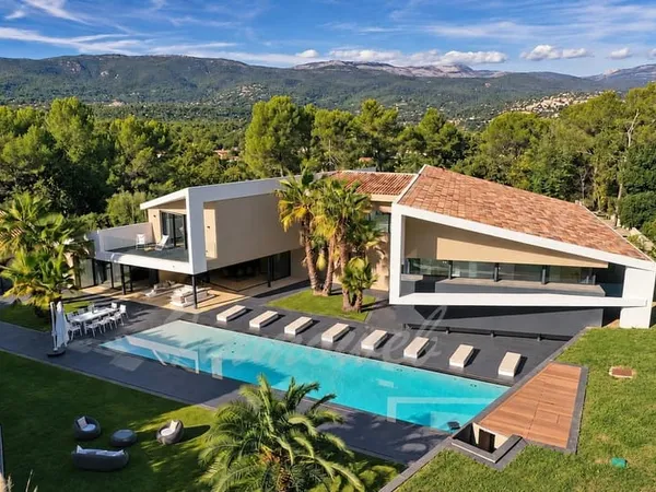 Fayence - Villa contemporaine de 520 m², six suites, piscine chauffée et hammam