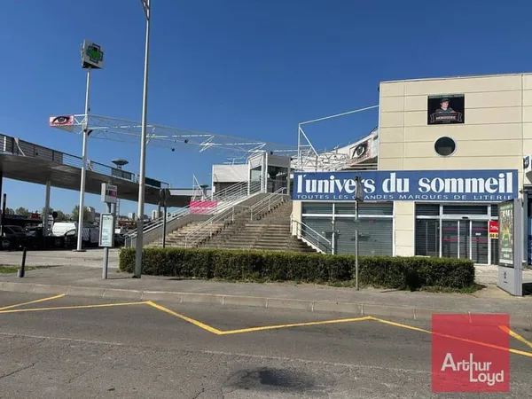 Local commercial 792 m²