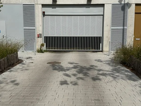 Grand Parking Sous-Sol 15m² Sécurisé (2024) - Nantes Bottière