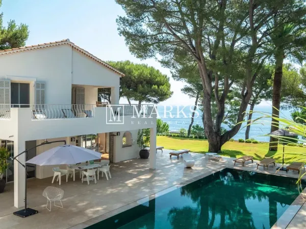 Villa provençale en deuxième ligne avec jardins plats, piscine c