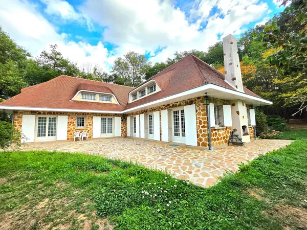 MAISON D ARCHITECTE 300M 2 SUR 10 HECTARES