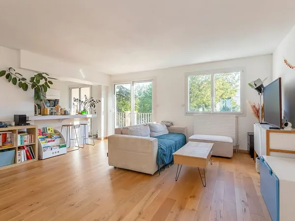 Appartement rénové dans résidence avec parc arboré et piscine.