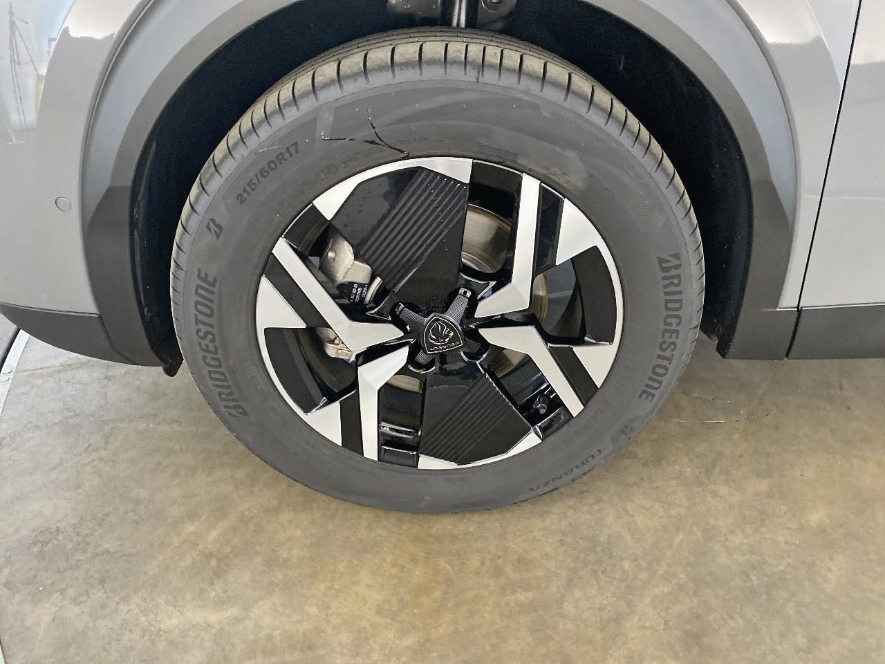 Peugeot 2008 hybrid 145 ch e-dcs6 allure — photo 11