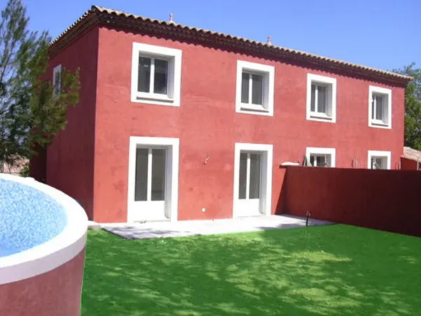Villa mitoyenne 97 m², avec 4 ch. , jardin piscine, garage